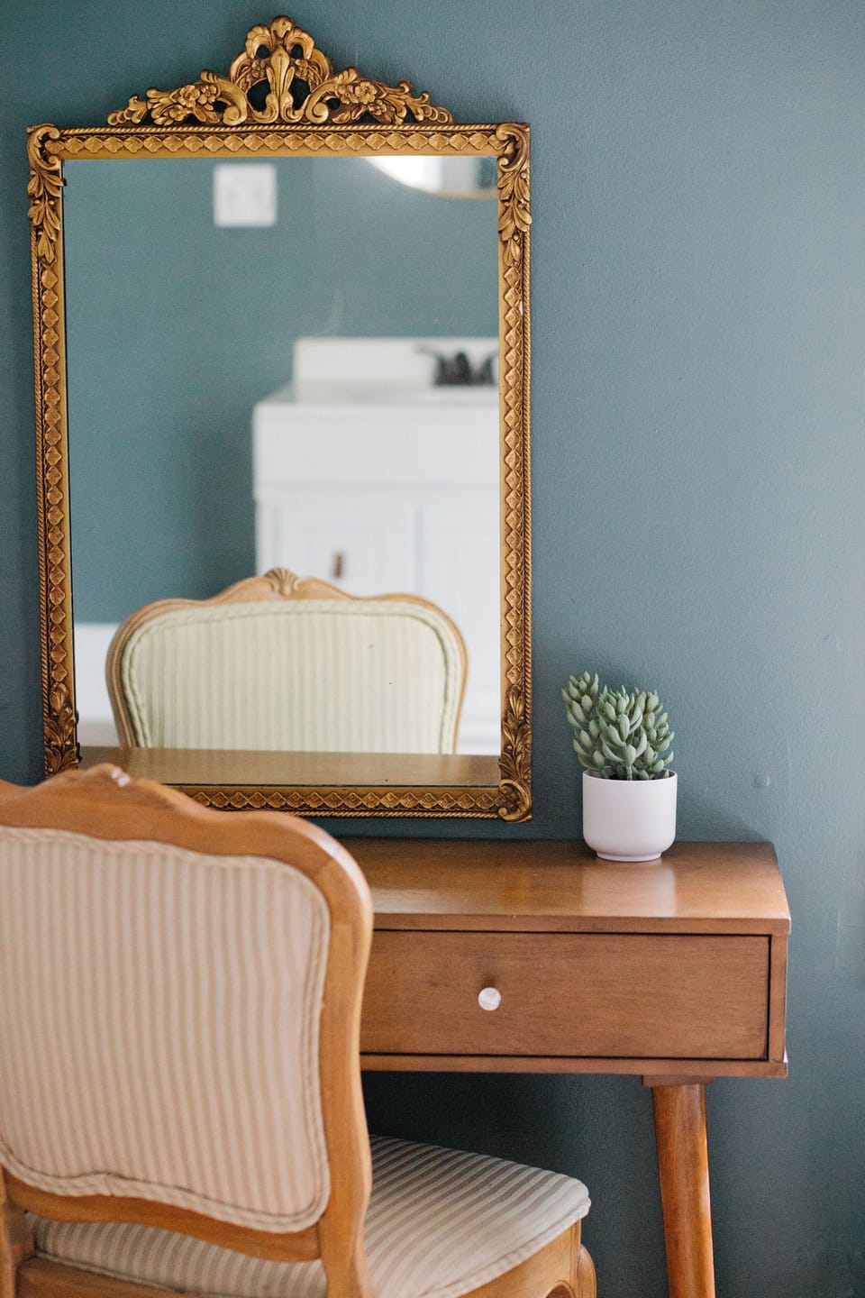 A perfect space to powder your nose