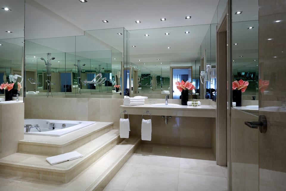 Deluxe Double Room | Minibar, in-room safe, desk, free WiFi