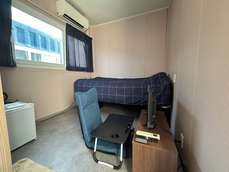 Basic Room | Desk, laptop workspace, WiFi (free), bed sheets