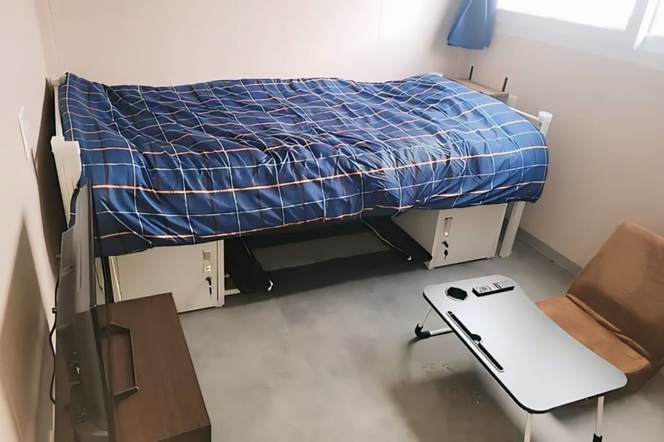 Basic Room | Desk, laptop workspace, WiFi (free), bed sheets