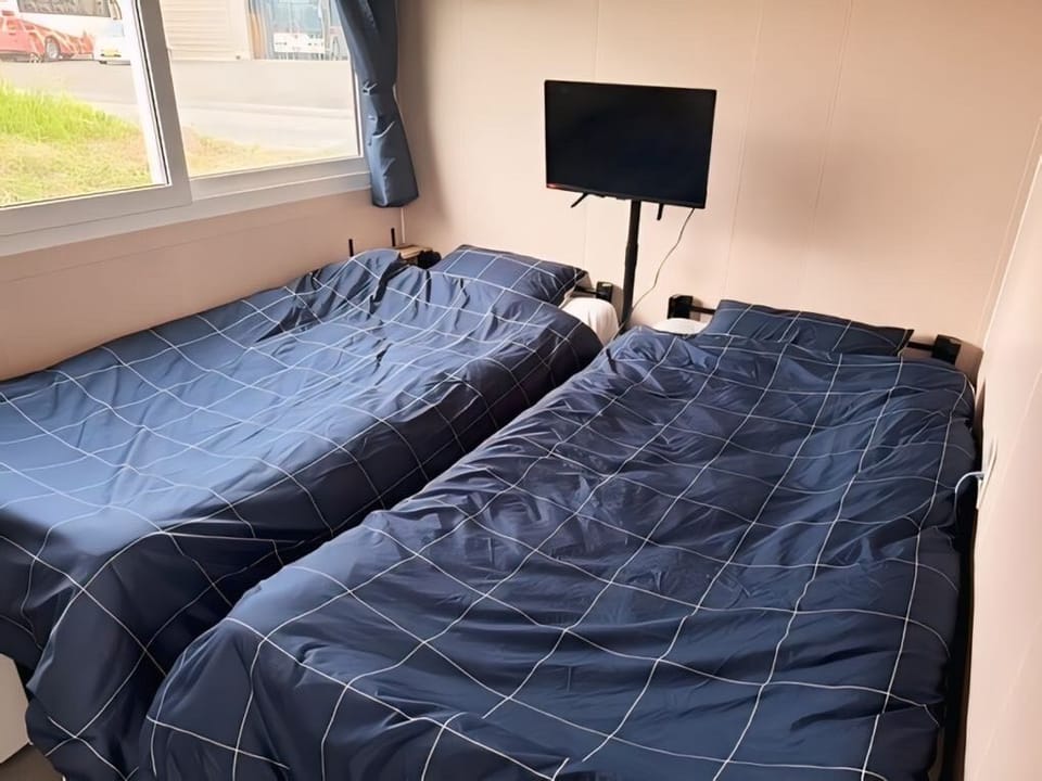 Family Room | Desk, laptop workspace, WiFi (free), bed sheets