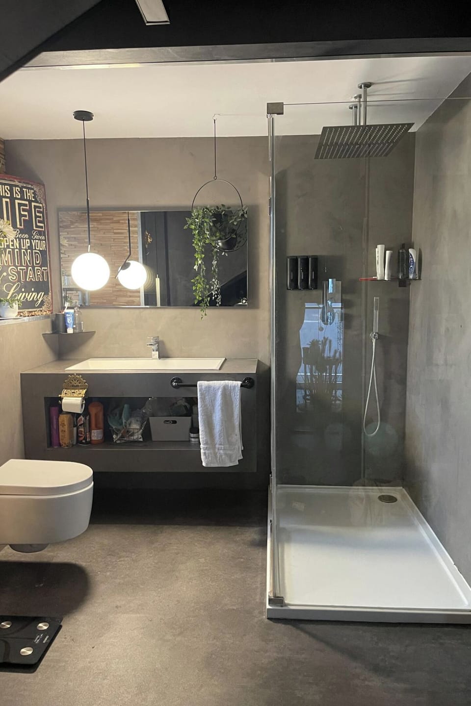 Artsy Retreat - Sleeps 4, Free Parking & Balcony House in London Borough of Croydon