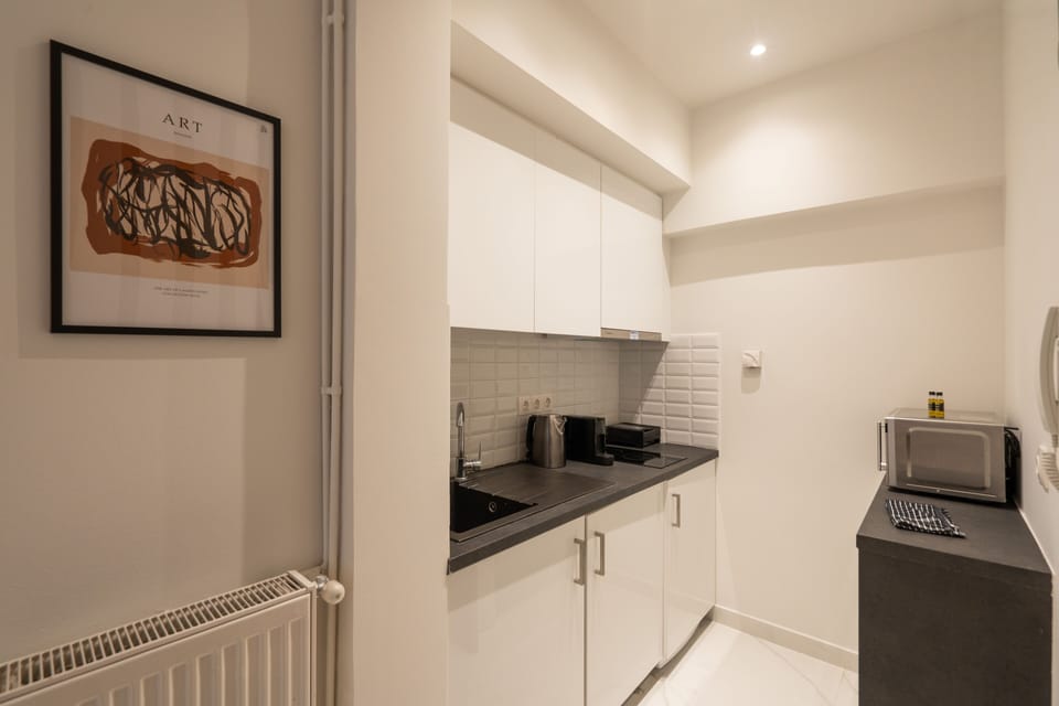 City Apartment | Private kitchen | Mini-fridge, microwave, oven, stovetop