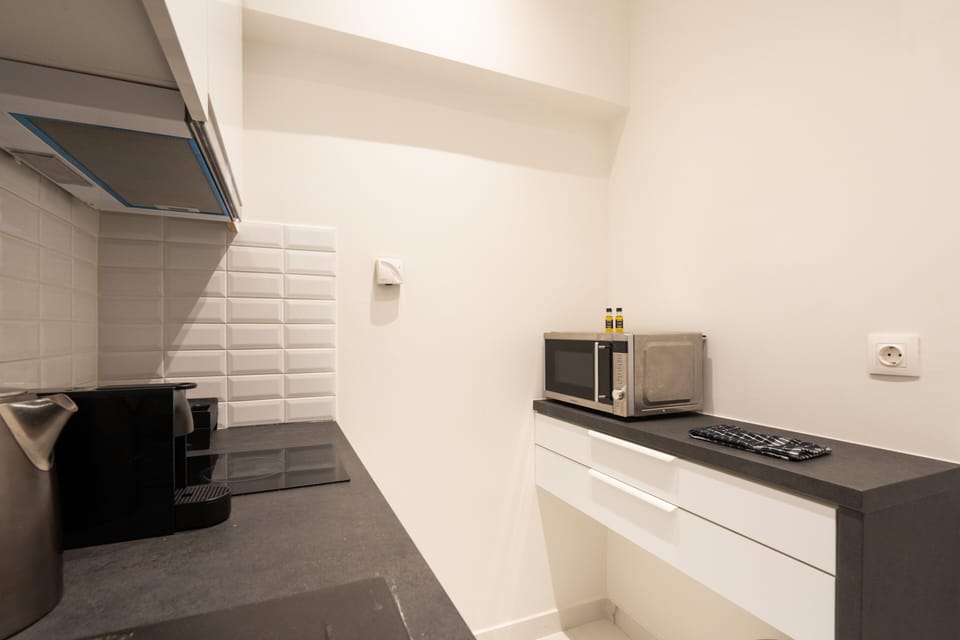 City Apartment | Private kitchen | Mini-fridge, microwave, oven, stovetop