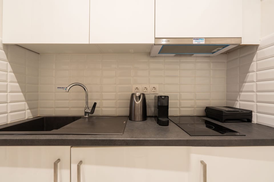 City Apartment | Private kitchen | Mini-fridge, microwave, oven, stovetop