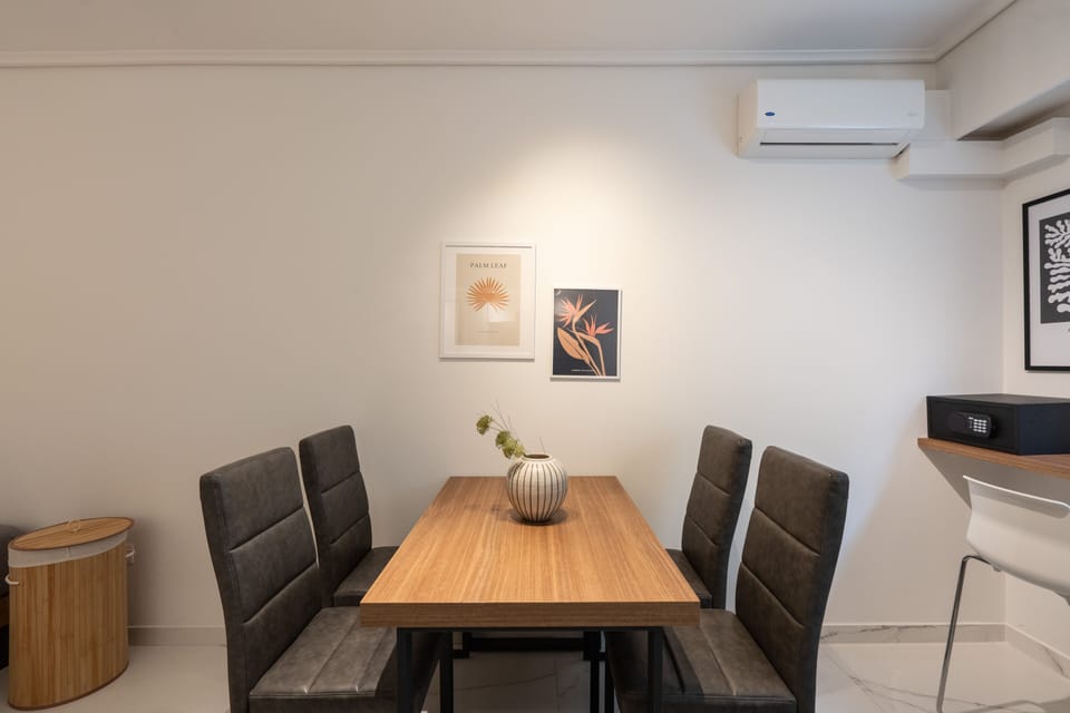 City Apartment | In-room dining