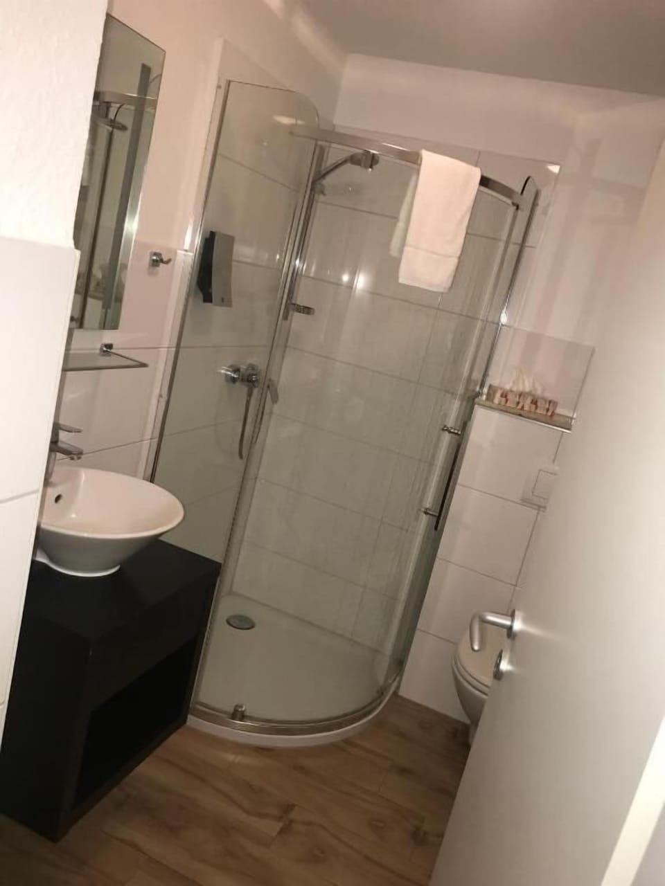 Comfort Double Room, Non Smoking | Bathroom | Shower, free toiletries, hair dryer, slippers