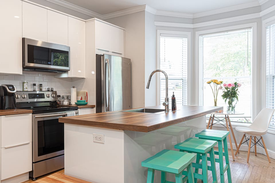 Bright and airy open-concept kitchen with ample natural lighting, perfect for cooking up a storm or enjoying breakfast while taking in the beautiful views of the dining table and surroundings. 🏠❤️