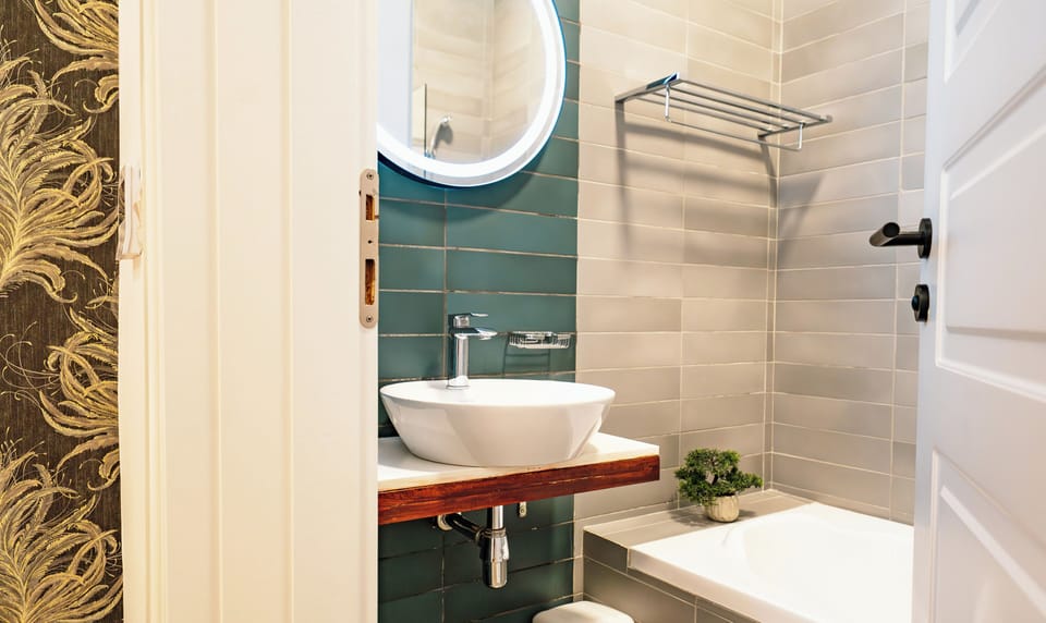 Deluxe Double Room | Bathroom | Hair dryer, towels, soap, shampoo