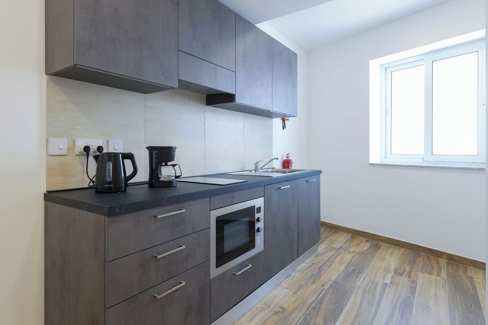 Standard Studio, City View | Private kitchenette | Mini-fridge, microwave, oven, stovetop