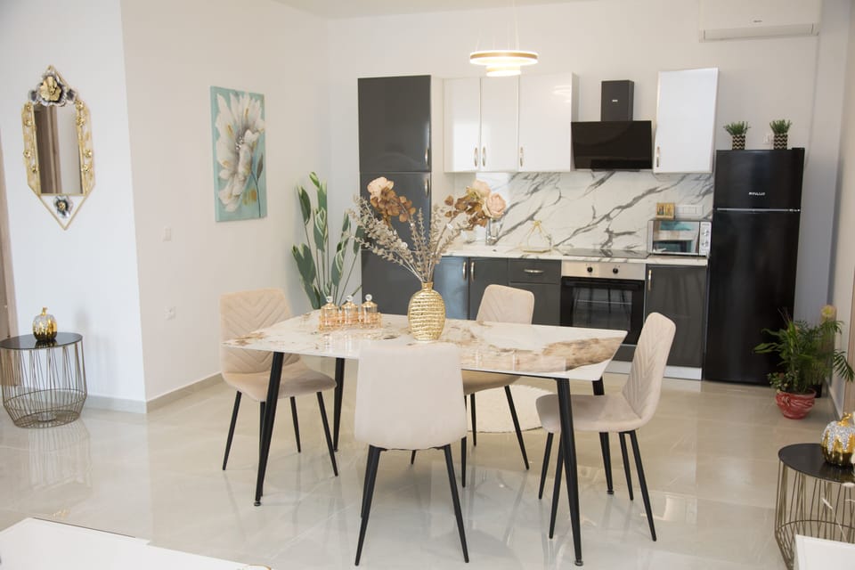 Family Apartment | Private kitchen | Mini-fridge, stovetop, coffee/tea maker, electric kettle