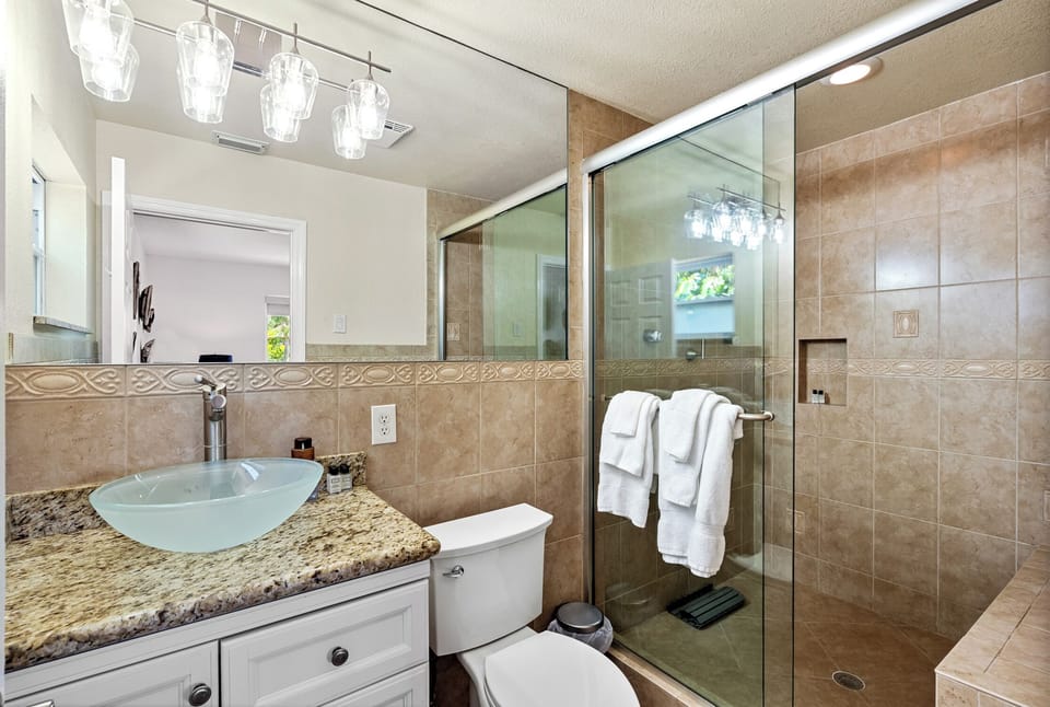 Queen en-suite bathroom.