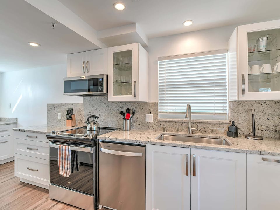 Pearl Side Kitchen