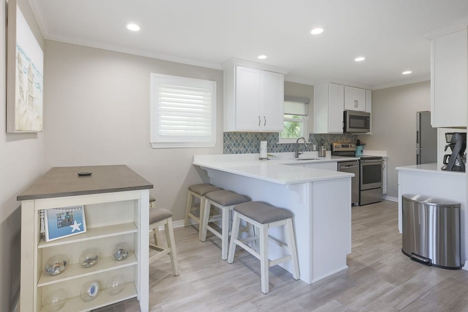 Condo, 2 Bedrooms | Private kitchen | Coffee/tea maker, oven