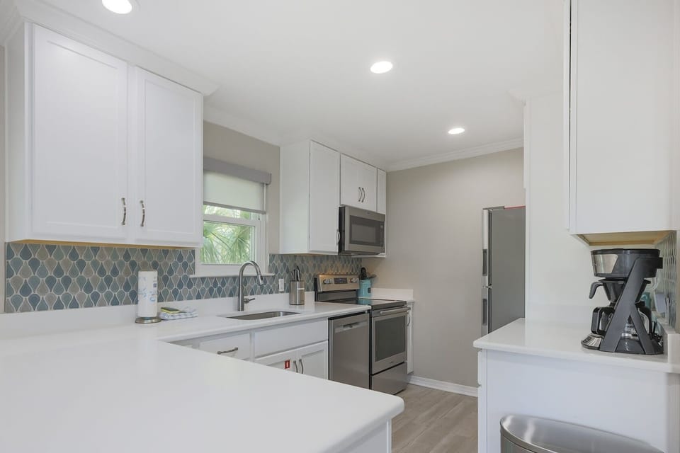 Condo, 2 Bedrooms | Private kitchen | Coffee/tea maker, oven