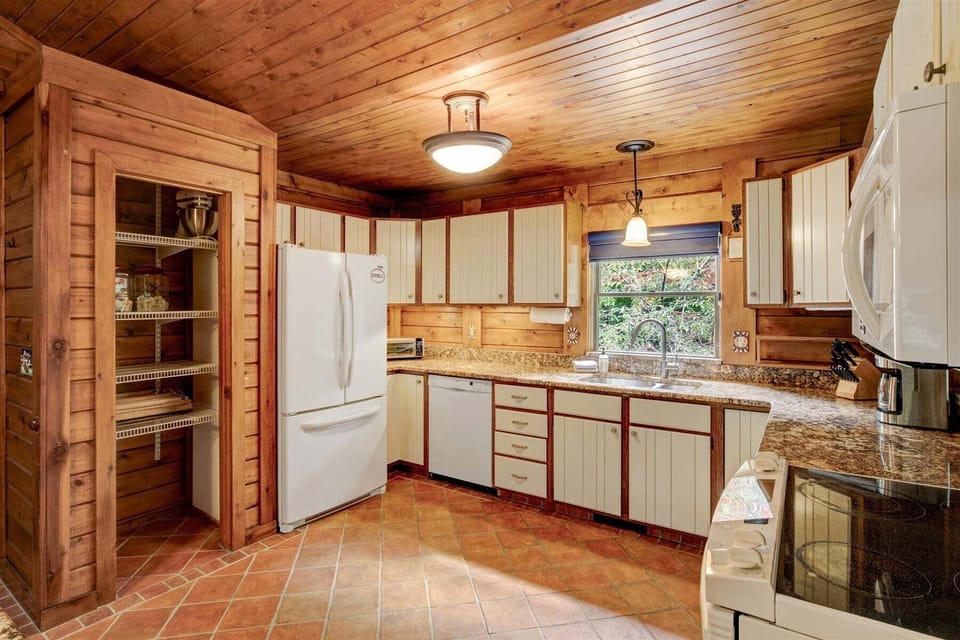 Full kitchen for meals at home