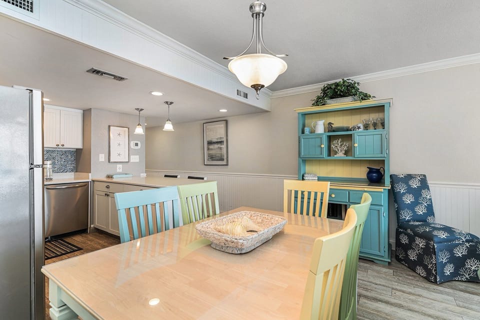 Condo, 2 Bedrooms | Dining
