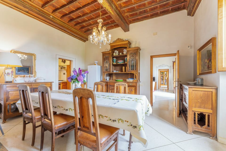 Panoramic Villa, Garden View | Dining room