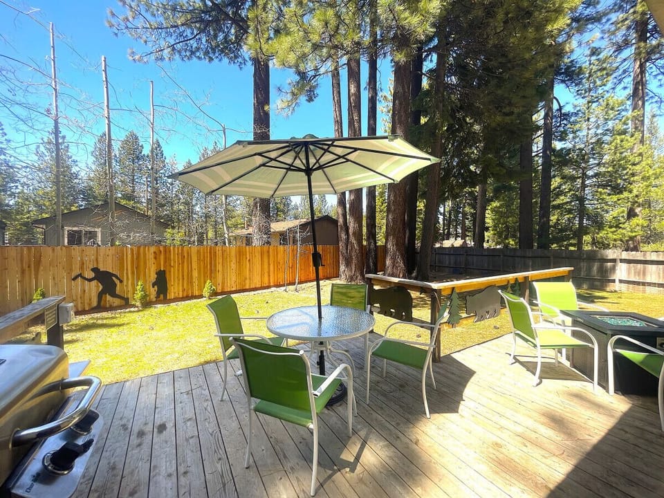 Awesome back deck and fenced backyard