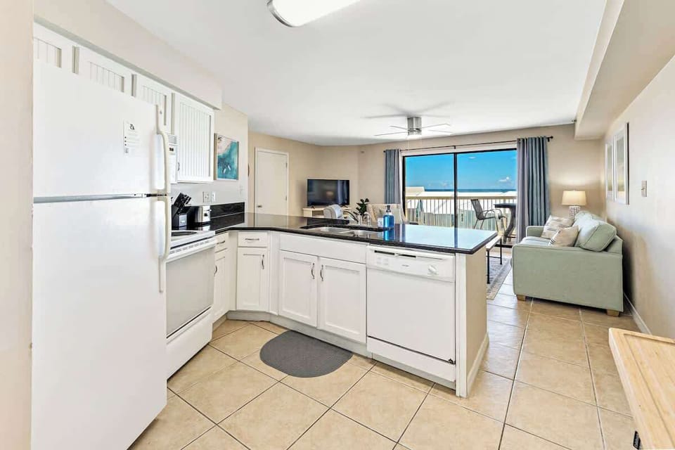 {501 - KITCHEN} - Fully equipped kitchen with spices, cookware and ice maker.