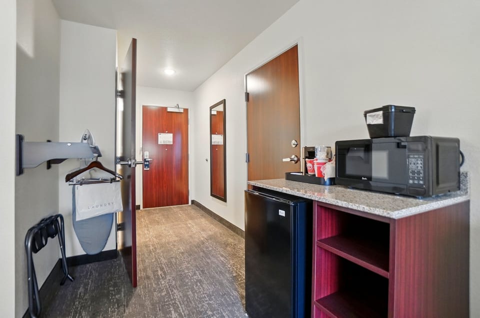 Desk, laptop workspace, iron/ironing board, free WiFi