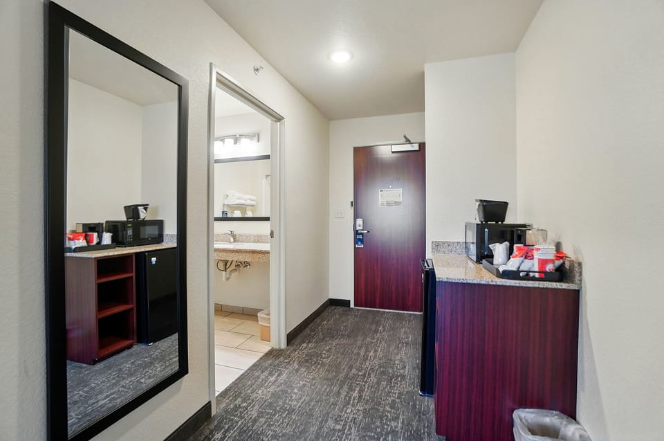 Desk, laptop workspace, iron/ironing board, free WiFi