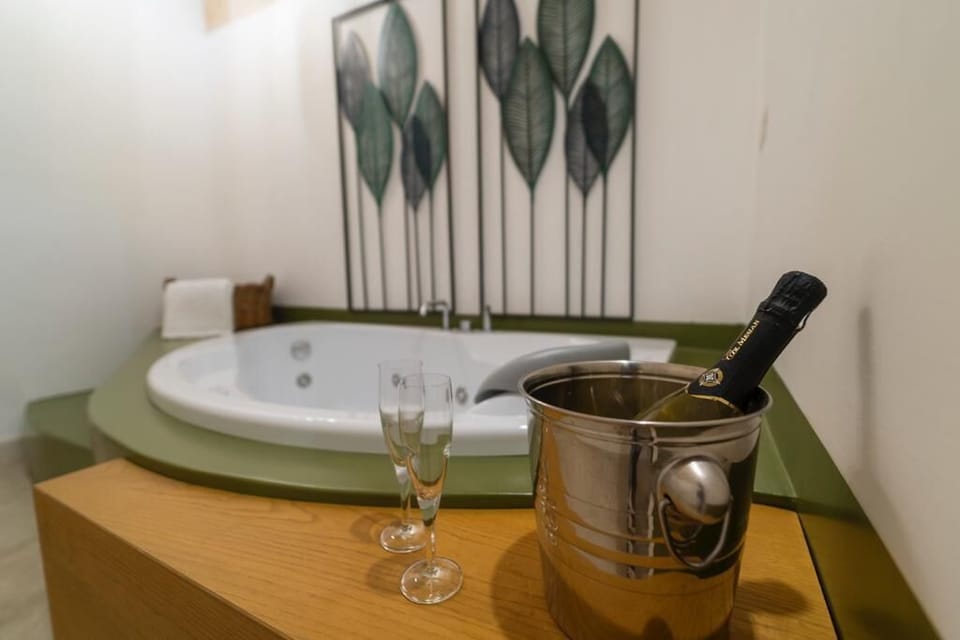 Luxury Studio Suite | Bathroom | Shower, rainfall showerhead, free toiletries, hair dryer