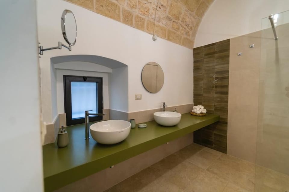 Luxury Studio Suite | Bathroom | Shower, rainfall showerhead, free toiletries, hair dryer