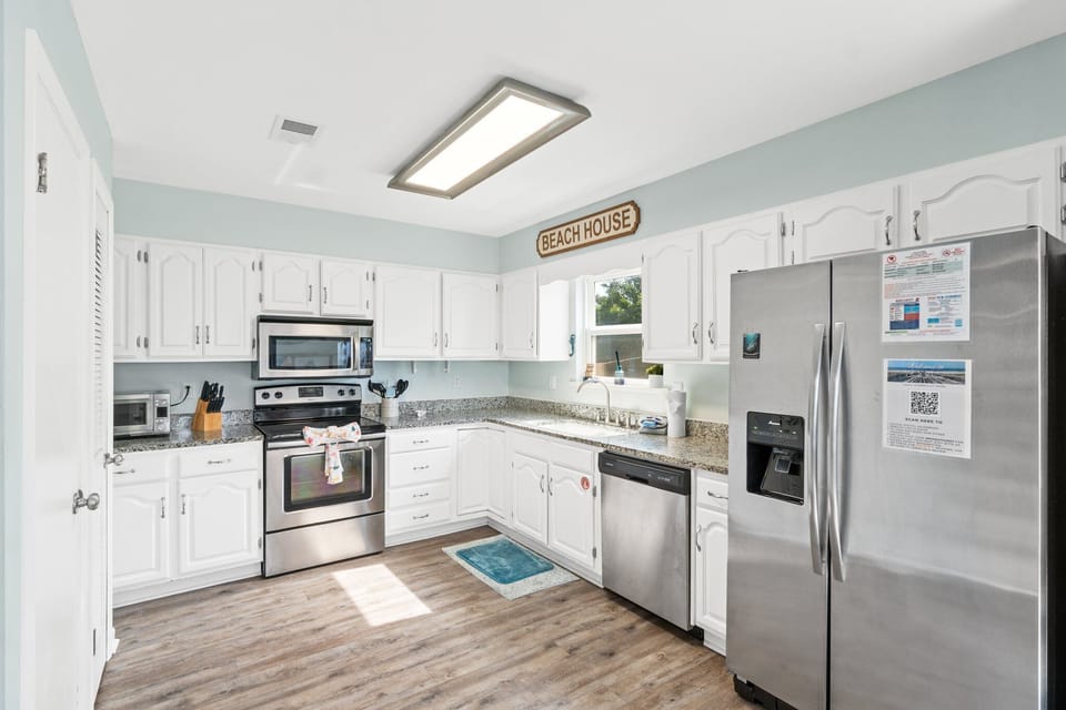 The spacious kitchen is well equipped to allow evening meals after a long day at the beach!  Or, you can visit the many nearby restaurants along HWY 98, Front Beach Road and Inlet Beach. 