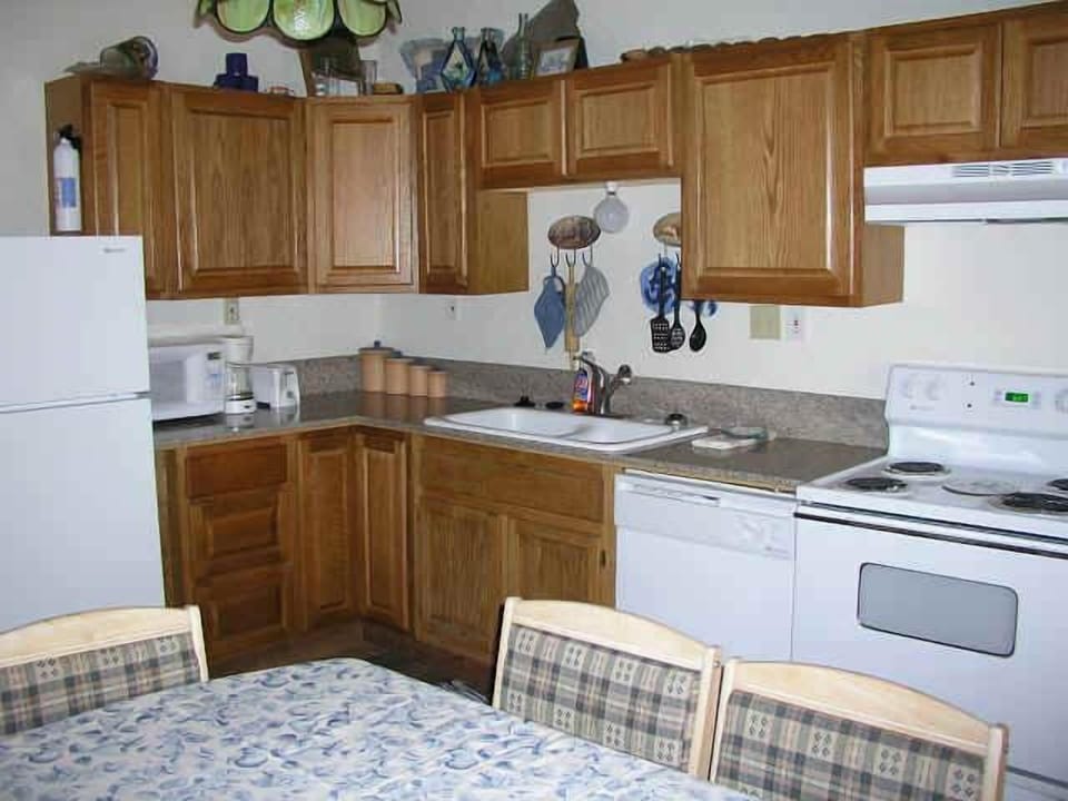 Classic Cabin, 3 Bedrooms, 2 Bathrooms | Private kitchen | Fridge, microwave, coffee/tea maker, cookware/dishes/utensils