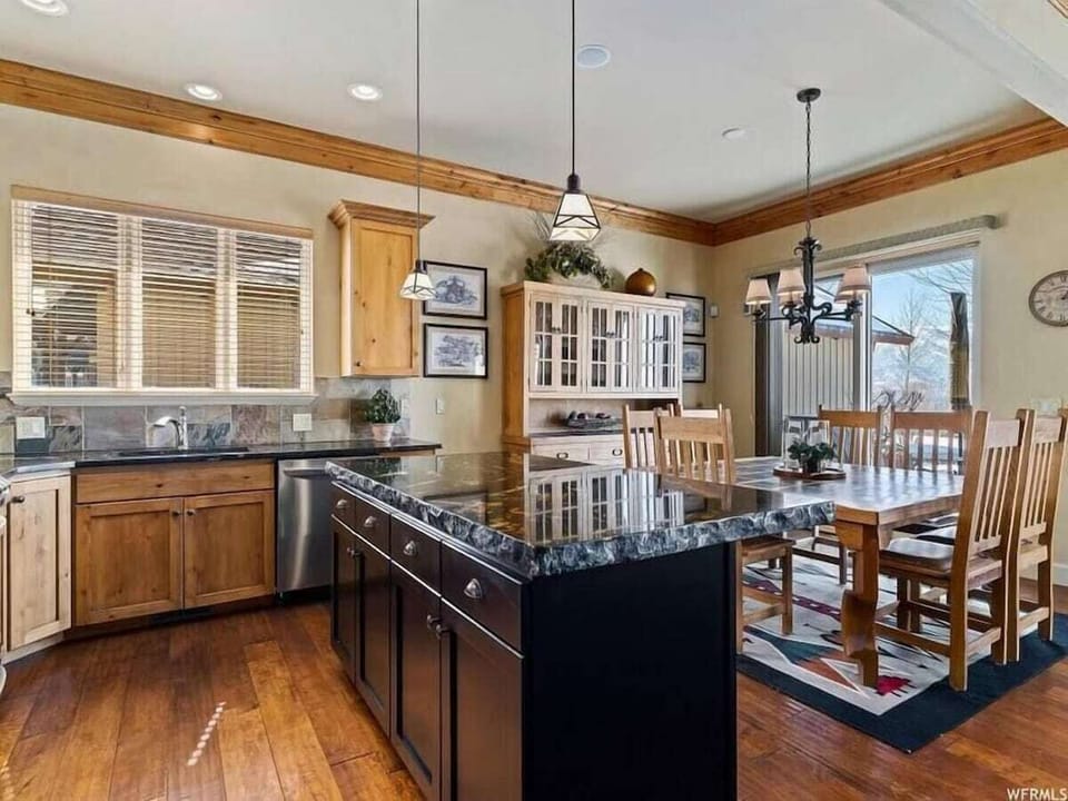 Enjoy meals with family and friends at the dining table, just off the kitchen and living areas.