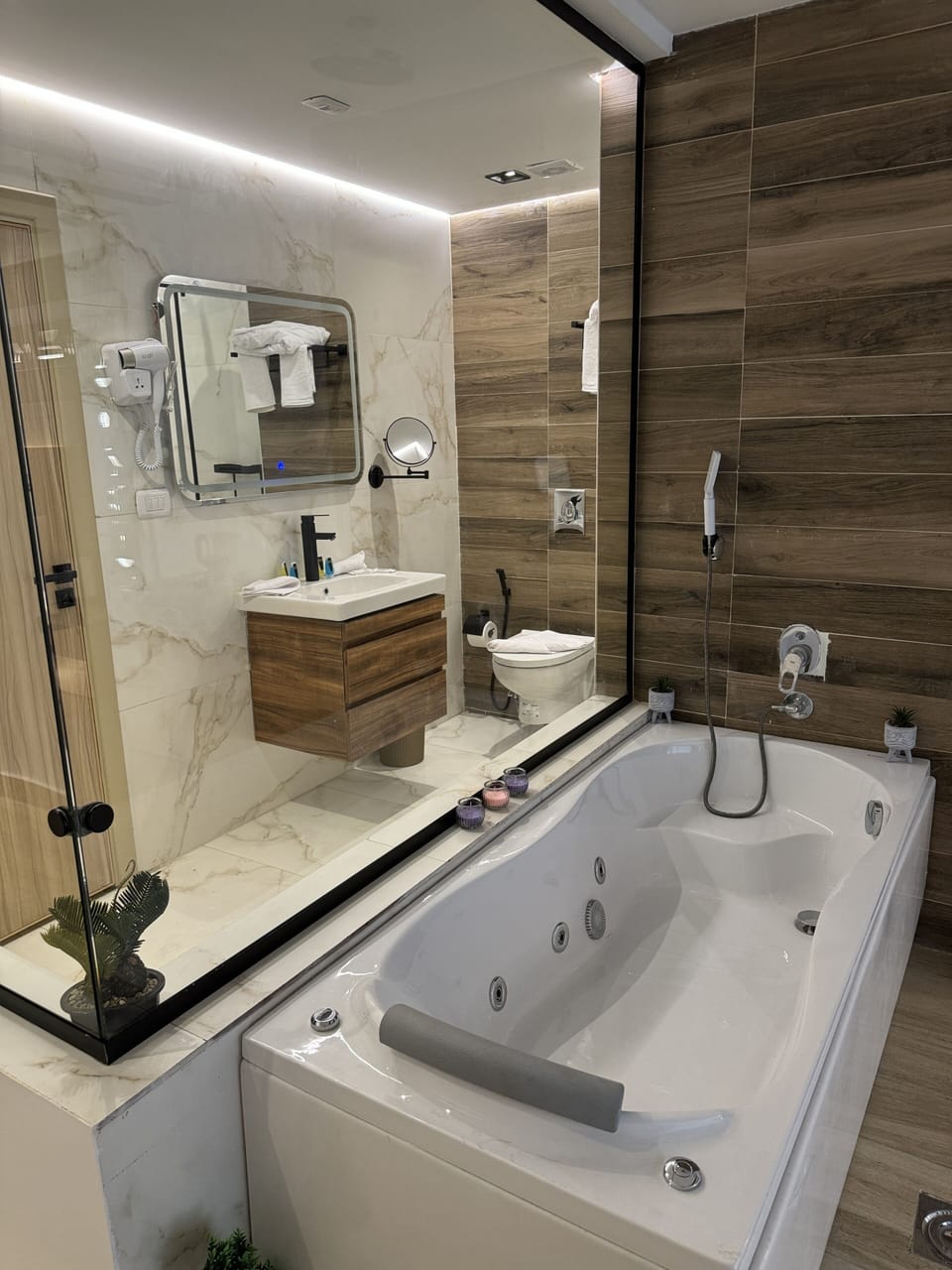 Luxury Suite | Bathroom | Slippers, towels