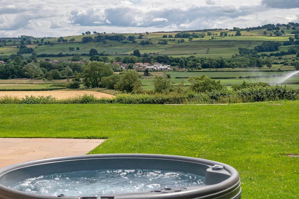 Back garden at shorthorn with hot tub overlooking the fields