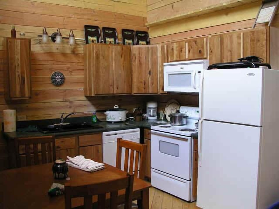 Traditional Cabin, 2 Bedrooms, 2 Bathrooms | Private kitchen | Fridge, microwave, coffee/tea maker, cookware/dishes/utensils