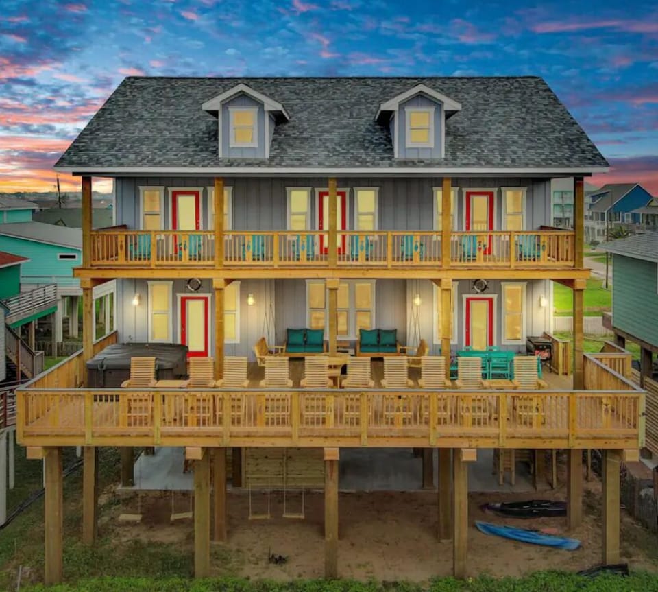 Beachfront with free 6 person golf cart. 7 person Hot Tub! Tiki bar. 30+ people