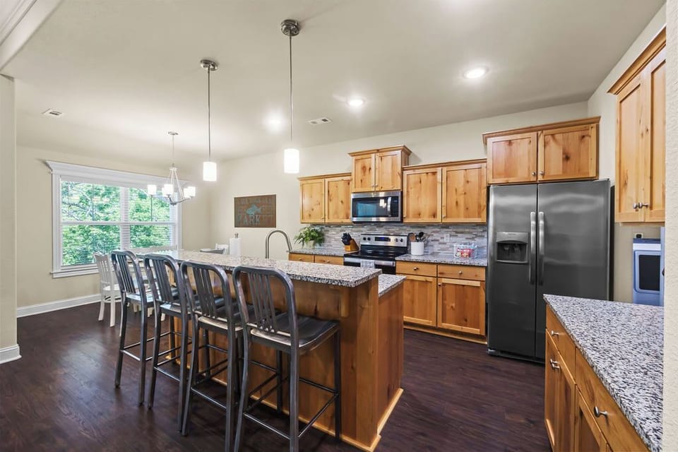 Fully equipped kitchen and bar seating for 4 