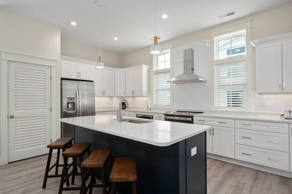 OB304: Ocean Breeze 304 | TL Kitchen Area - Island Seating for 4