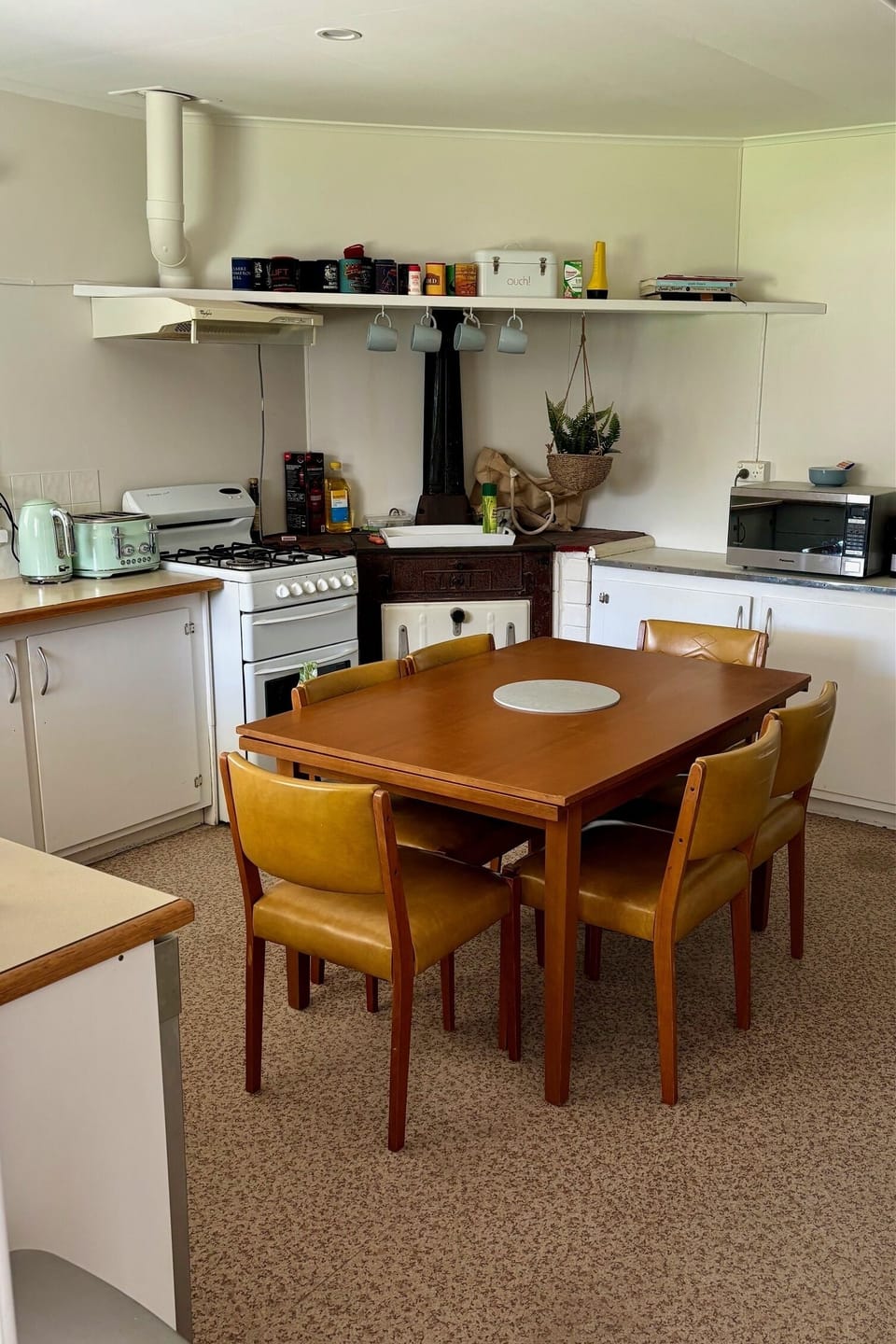 Kitchen seats 6. 