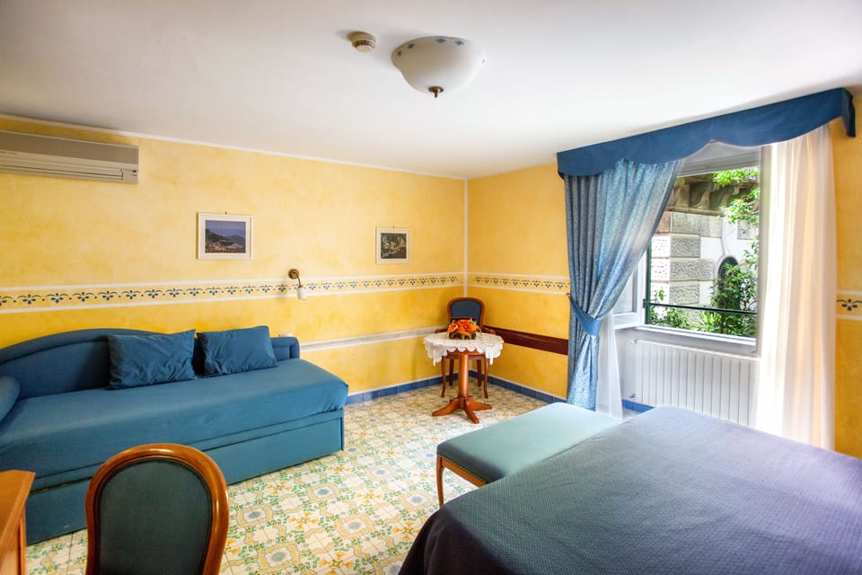 Classic Triple Room | In-room safe, desk, free WiFi, bed sheets