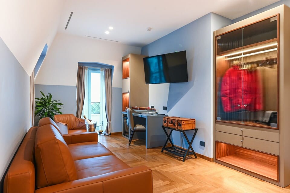 Suite | Down comforters, minibar, in-room safe, desk