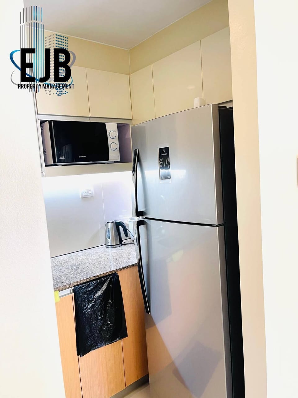 Deluxe Condo | Private kitchen | Full-size fridge, microwave, stovetop, dishwasher