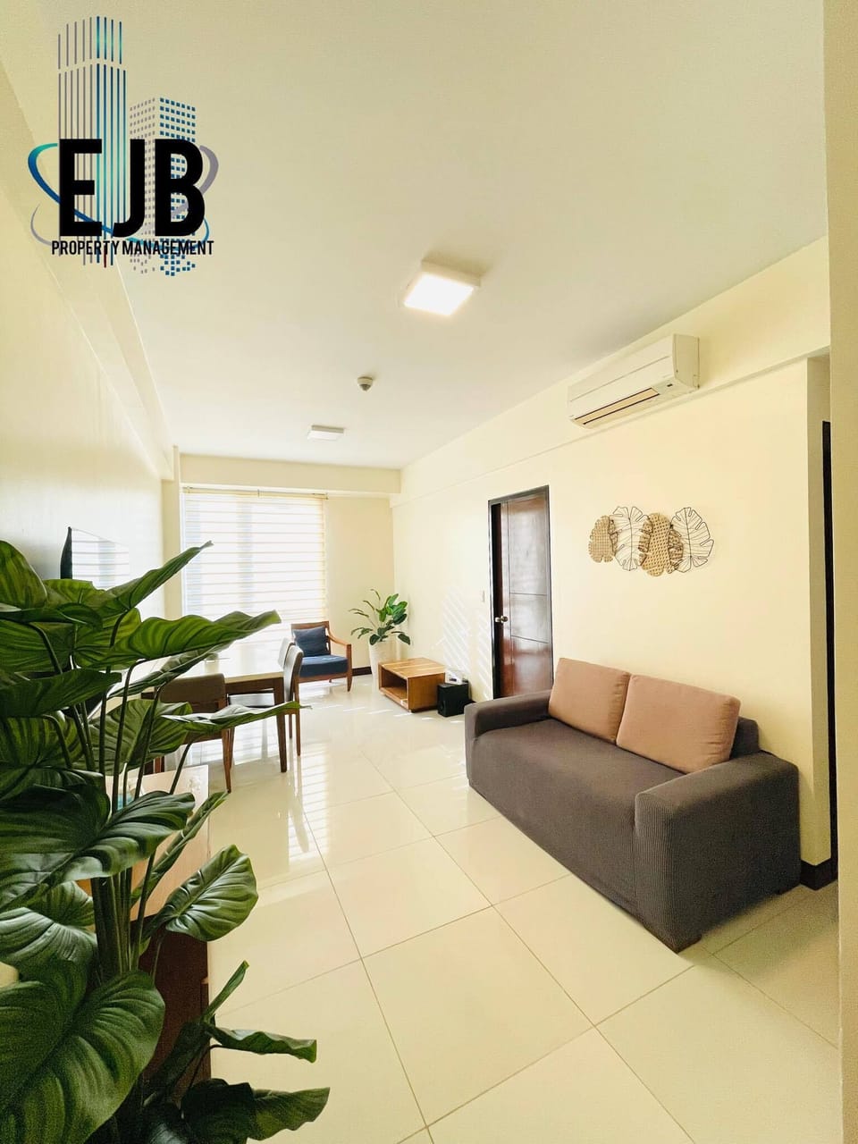 Deluxe Condo | Living area