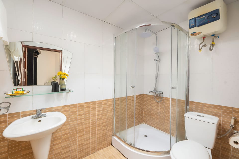 Superior Double or Twin Room | Bathroom | Free toiletries, hair dryer, slippers, bidet