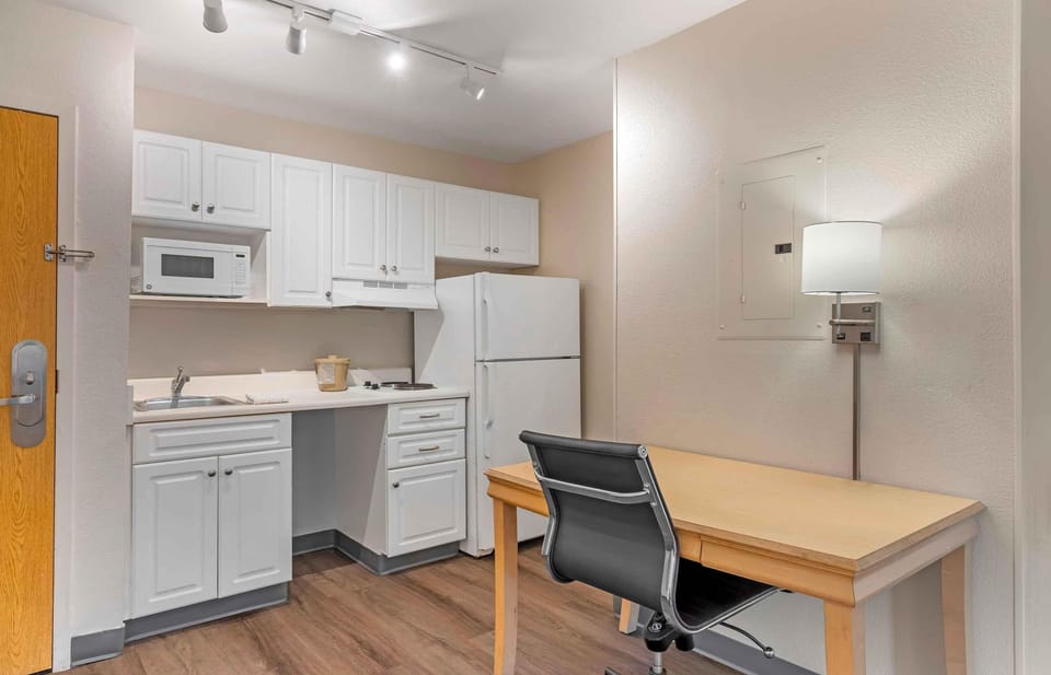 Deluxe Studio, 1 King Bed with Sofa bed, Non Smoking | Private kitchen | Fridge, microwave, stovetop, dishwasher
