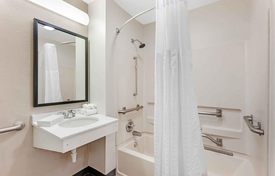 Deluxe Studio, Multiple Beds, Accessible, Non Smoking | Bathroom | Combined shower/tub, free toiletries, hair dryer, towels