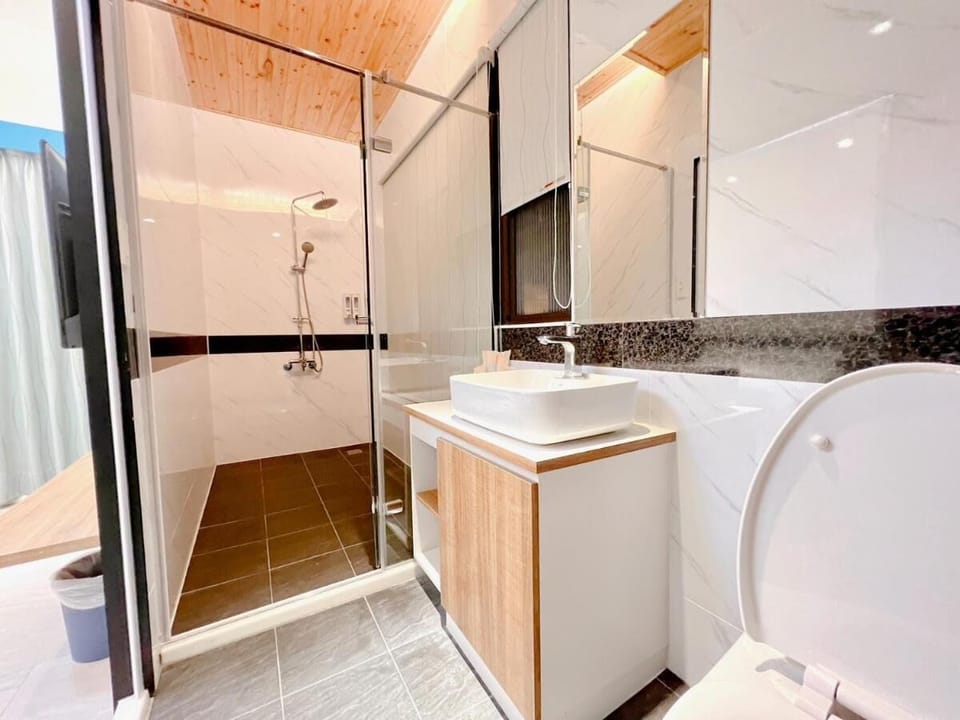 Family Quadruple Room | Bathroom | Hair dryer, slippers