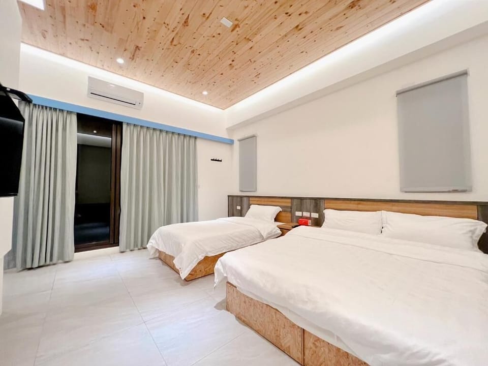 Exclusive Triple Room | Bathroom | Hair dryer, slippers