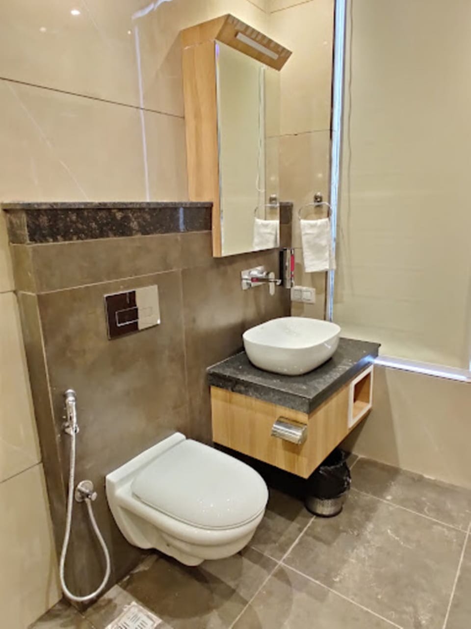 Deluxe Double Room, 1 Bedroom | Bathroom | Shower, free toiletries, hair dryer, slippers
