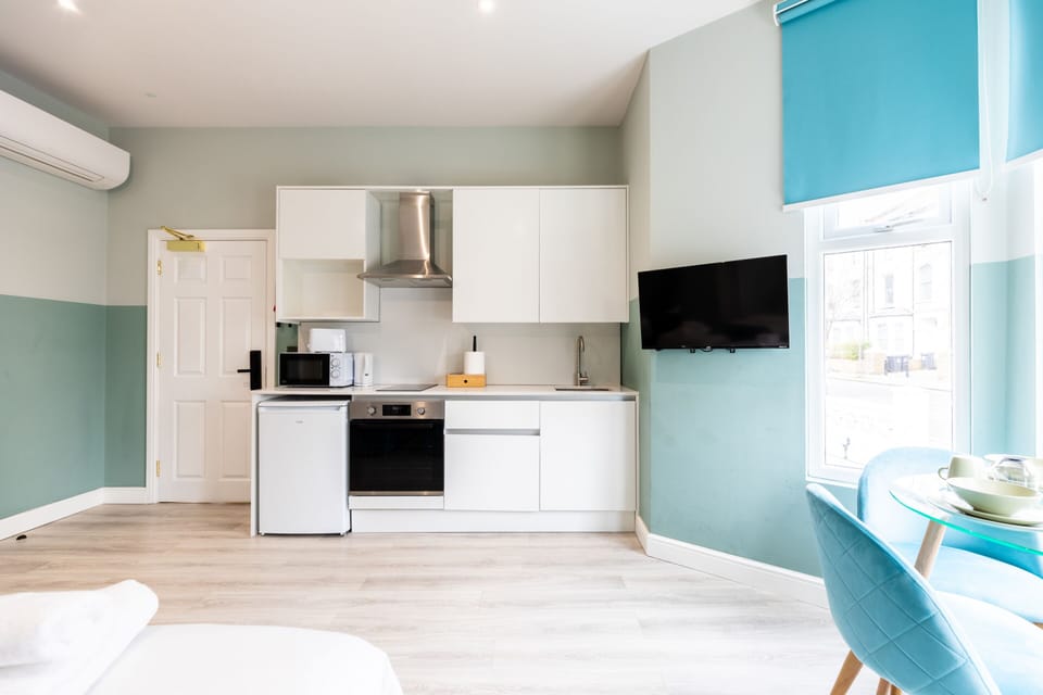 Standard Studio, Ensuite (Triple) | Iron/ironing board, free WiFi