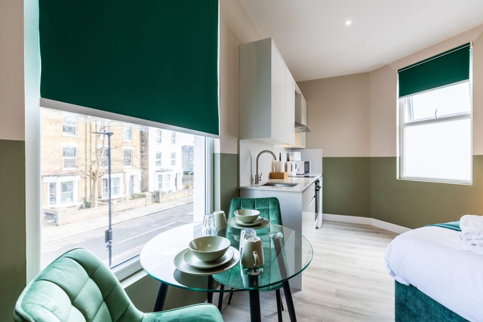 Deluxe Studio, Ensuite | Dining